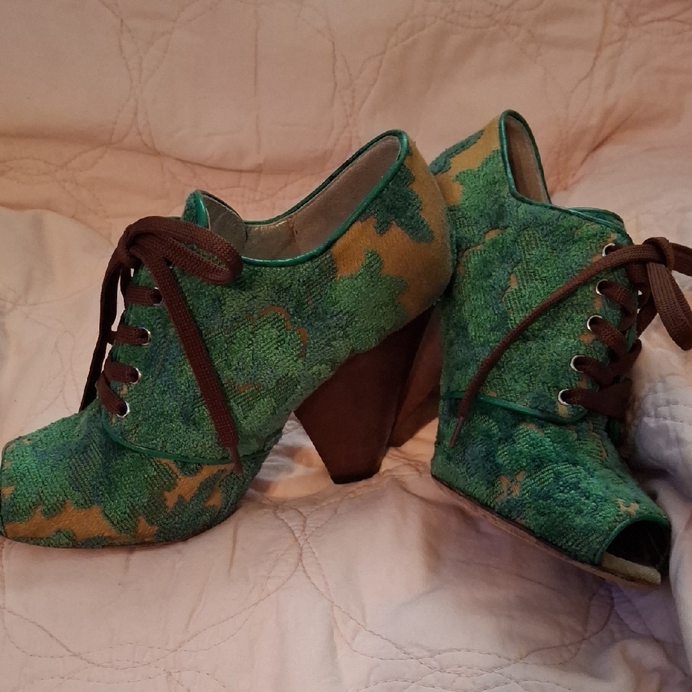 Dolce & Gabbana Green and Tan Lace-Up Heels - Picture 16 of 16